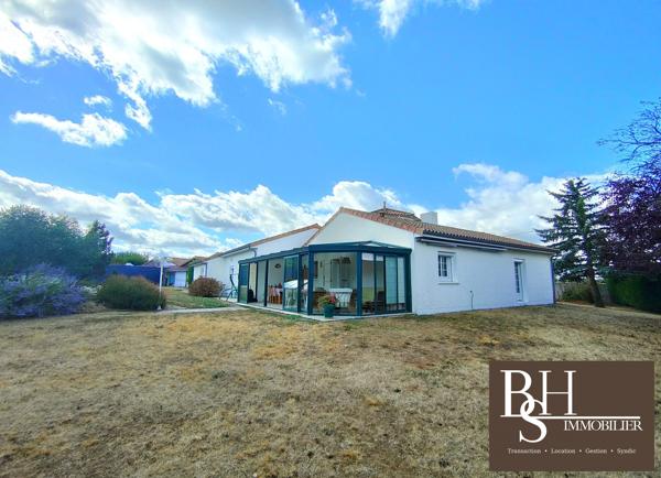 Maison 5 pièces de 187m² sur parcelle de 2065m² avec piscine, garages et boulodrome
