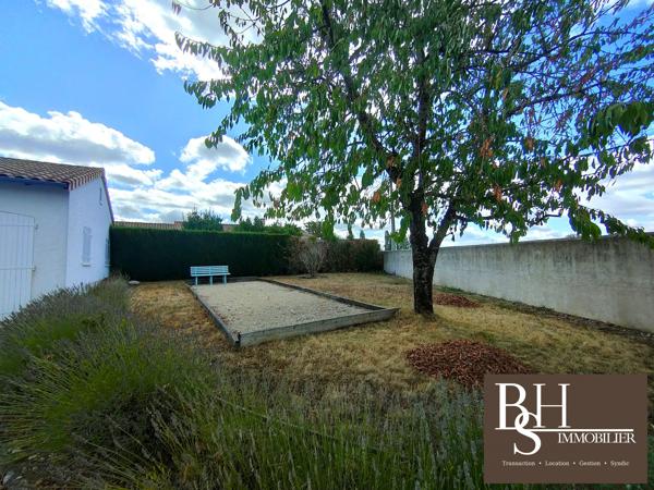 Maison 5 pièces de 187m² sur parcelle de 2065m² avec piscine, garages et boulodrome