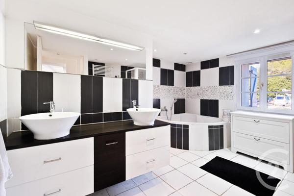 Maison à vendre  6 pièces - 201,97 m2 ANTIBES - 06