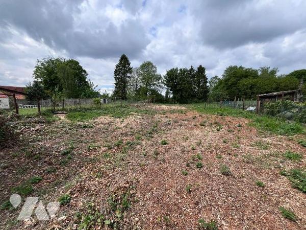 Terrain constructible de 1007m² situé en zone UA (emprise au sol 0.80). Terrain non viabilisé, ...