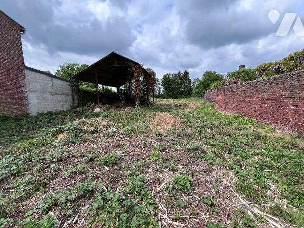 Terrain constructible de 1007m² situé en zone UA (emprise au sol 0.80). Terrain non viabilisé, ...