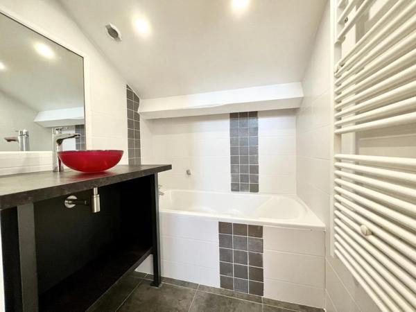 Loft
         5 pièces
        - 180 m² 895 000 € *