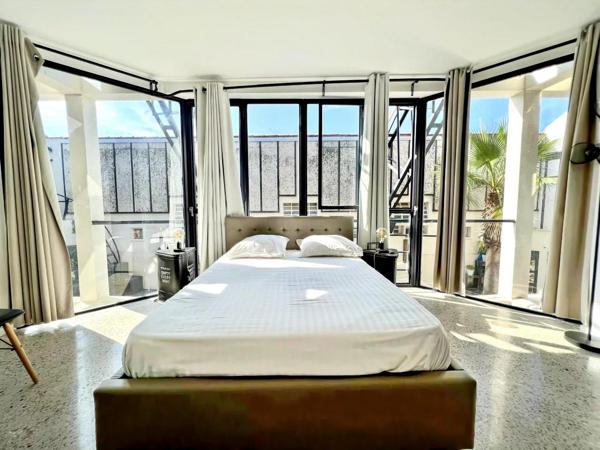 Loft
         5 pièces
        - 180 m² 895 000 € *