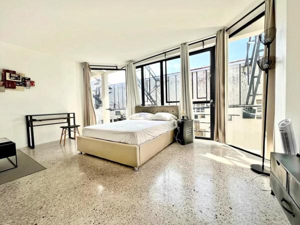 Loft
         5 pièces
        - 180 m² 895 000 € *