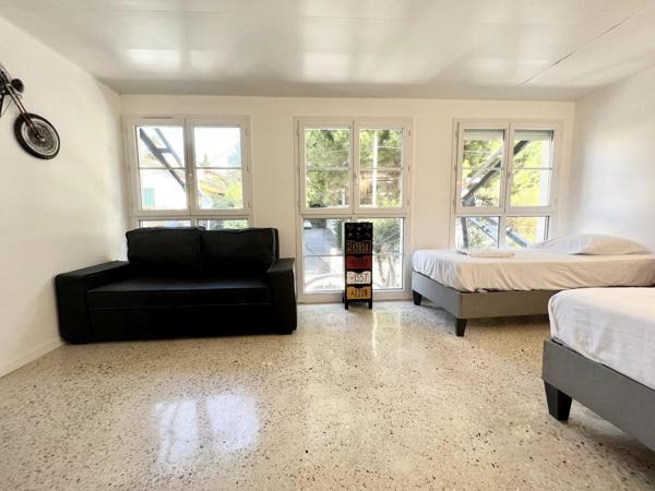 Loft
         5 pièces
        - 180 m² 895 000 € *