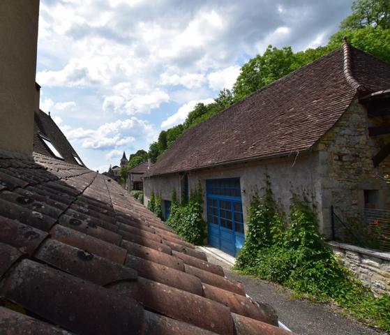 Ensemble immobilier, 200 m² habitables, Maison, Gîte, Piscine et dépendances.