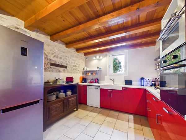 Charmante ferme avec maison d'amis, grange, piscine et vue panoramique sur la campagne