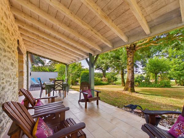 Charmante ferme avec maison d'amis, grange, piscine et vue panoramique sur la campagne