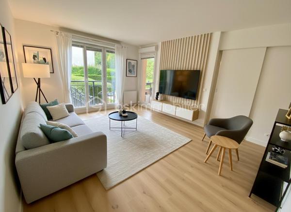 🔥 ULTRA RARE EN HYPER-CENTRE – APPARTEMENT 3 PIÈCES AVEC JARDIN DE 150 m² – COMME UNE MAISON – 2 PARKINGS – AUCUN TRAVAUX

Ce type de bien ne se présente presque jamais sur le marché.
Un appartement clé en main, en rez-de-chaussée, avec un jardin privatif de 150 m², en plein cœur de ville, et deux places de stationnement.

🌿 UN EXTÉRIEUR EXCEPTIONNEL, UN VRAI LUXE EN CENTRE-VILLE

Imaginez :
➡️ 150 m² de jardin privatif, sans vis-à-vis
➡️ Terrasse pour vos repas et moments de détente
➡️ Abri de jardin
➡️ Calme absolu malgré un emplacement central

👉 Un véritable esprit maison, tout en conservant les avantages d’un appartement.

🏡 UN APPARTEMENT RÉNOVÉ AVEC GOÛT – ZÉRO TRAVAUX

Situé en rez-de-chaussée d’une résidence de standing récente (2002), cet appartement 3 pièces de 65 m² a été entièrement rénové avec soin.

Il se compose de :
Un séjour lumineux et convivial
Une cuisine moderne entièrement équipée
Deux chambres confortables
Une salle d’eau contemporaine
WC séparé
Un espace buanderie fonctionnel
Une loggia ouverte sur le jardin

➡️ Aucun travaux à prévoir
➡️ Décoration actuelle et prestations soignées
➡️ Volumes optimisés et circulation fluide

🚗 CONFORT & PRATICITÉ AU QUOTIDIEN

Deux places de parking privatives, accès PMR / handicapé, chauffage individuel électrique, Charges maîtrisées ,résidence calme et sécurisée

📍 EMPLACEMENT PREMIUM : TOUT À PIED

Hyper-centre de Claye-Souilly, à proximité immédiate :
✔ Commerces ✔ Écoles ✔ Transports ✔ Services

📌 Un emplacement recherché, à forte valeur patrimoniale, idéal pour une résidence principale ou un investissement sécurisé.

⭐ POURQUOI CE BIEN EST AU-DESSUS DES AUTRES ?

✔ Jardin de 150 m² (quasi introuvable en appartement) ✔ Rez-de-chaussée recherché ✔ Aucun travaux ✔ Deux parkings ✔ Résidence récente ✔ Hyper-centre ✔ Bien rare et non comparable sur le secteur

📊 DPE : D – GES : B

⚠️ BIEN TRÈS RARE – DEMANDE FORTE SUR CE TYPE DE PRODUIT
Une opportunité à saisir rapidement.

📞 Contactez-moi sans tarder pour une visite
Les biens réunissant jardin + centre-ville + stationnement se vendent très rapidement.
