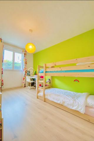 🔥 ULTRA RARE EN HYPER-CENTRE – APPARTEMENT 3 PIÈCES AVEC JARDIN DE 150 m² – COMME UNE MAISON – 2 PARKINGS – AUCUN TRAVAUX

Ce type de bien ne se présente presque jamais sur le marché.
Un appartement clé en main, en rez-de-chaussée, avec un jardin privatif de 150 m², en plein cœur de ville, et deux places de stationnement.

🌿 UN EXTÉRIEUR EXCEPTIONNEL, UN VRAI LUXE EN CENTRE-VILLE

Imaginez :
➡️ 150 m² de jardin privatif, sans vis-à-vis
➡️ Terrasse pour vos repas et moments de détente
➡️ Abri de jardin
➡️ Calme absolu malgré un emplacement central

👉 Un véritable esprit maison, tout en conservant les avantages d’un appartement.

🏡 UN APPARTEMENT RÉNOVÉ AVEC GOÛT – ZÉRO TRAVAUX

Situé en rez-de-chaussée d’une résidence de standing récente (2002), cet appartement 3 pièces de 65 m² a été entièrement rénové avec soin.

Il se compose de :
Un séjour lumineux et convivial
Une cuisine moderne entièrement équipée
Deux chambres confortables
Une salle d’eau contemporaine
WC séparé
Un espace buanderie fonctionnel
Une loggia ouverte sur le jardin

➡️ Aucun travaux à prévoir
➡️ Décoration actuelle et prestations soignées
➡️ Volumes optimisés et circulation fluide

🚗 CONFORT & PRATICITÉ AU QUOTIDIEN

Deux places de parking privatives, accès PMR / handicapé, chauffage individuel électrique, Charges maîtrisées ,résidence calme et sécurisée

📍 EMPLACEMENT PREMIUM : TOUT À PIED

Hyper-centre de Claye-Souilly, à proximité immédiate :
✔ Commerces ✔ Écoles ✔ Transports ✔ Services

📌 Un emplacement recherché, à forte valeur patrimoniale, idéal pour une résidence principale ou un investissement sécurisé.

⭐ POURQUOI CE BIEN EST AU-DESSUS DES AUTRES ?

✔ Jardin de 150 m² (quasi introuvable en appartement) ✔ Rez-de-chaussée recherché ✔ Aucun travaux ✔ Deux parkings ✔ Résidence récente ✔ Hyper-centre ✔ Bien rare et non comparable sur le secteur

📊 DPE : D – GES : B

⚠️ BIEN TRÈS RARE – DEMANDE FORTE SUR CE TYPE DE PRODUIT
Une opportunité à saisir rapidement.

📞 Contactez-moi sans tarder pour une visite
Les biens réunissant jardin + centre-ville + stationnement se vendent très rapidement.