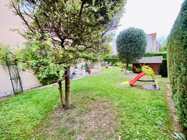 🔥 ULTRA RARE EN HYPER-CENTRE – APPARTEMENT 3 PIÈCES AVEC JARDIN DE 150 m² – COMME UNE MAISON – 2 PARKINGS – AUCUN TRAVAUX

Ce type de bien ne se présente presque jamais sur le marché.
Un appartement clé en main, en rez-de-chaussée, avec un jardin privatif de 150 m², en plein cœur de ville, et deux places de stationnement.

🌿 UN EXTÉRIEUR EXCEPTIONNEL, UN VRAI LUXE EN CENTRE-VILLE

Imaginez :
➡️ 150 m² de jardin privatif, sans vis-à-vis
➡️ Terrasse pour vos repas et moments de détente
➡️ Abri de jardin
➡️ Calme absolu malgré un emplacement central

👉 Un véritable esprit maison, tout en conservant les avantages d’un appartement.

🏡 UN APPARTEMENT RÉNOVÉ AVEC GOÛT – ZÉRO TRAVAUX

Situé en rez-de-chaussée d’une résidence de standing récente (2002), cet appartement 3 pièces de 65 m² a été entièrement rénové avec soin.

Il se compose de :
Un séjour lumineux et convivial
Une cuisine moderne entièrement équipée
Deux chambres confortables
Une salle d’eau contemporaine
WC séparé
Un espace buanderie fonctionnel
Une loggia ouverte sur le jardin

➡️ Aucun travaux à prévoir
➡️ Décoration actuelle et prestations soignées
➡️ Volumes optimisés et circulation fluide

🚗 CONFORT & PRATICITÉ AU QUOTIDIEN

Deux places de parking privatives, accès PMR / handicapé, chauffage individuel électrique, Charges maîtrisées ,résidence calme et sécurisée

📍 EMPLACEMENT PREMIUM : TOUT À PIED

Hyper-centre de Claye-Souilly, à proximité immédiate :
✔ Commerces ✔ Écoles ✔ Transports ✔ Services

📌 Un emplacement recherché, à forte valeur patrimoniale, idéal pour une résidence principale ou un investissement sécurisé.

⭐ POURQUOI CE BIEN EST AU-DESSUS DES AUTRES ?

✔ Jardin de 150 m² (quasi introuvable en appartement) ✔ Rez-de-chaussée recherché ✔ Aucun travaux ✔ Deux parkings ✔ Résidence récente ✔ Hyper-centre ✔ Bien rare et non comparable sur le secteur

📊 DPE : D – GES : B

⚠️ BIEN TRÈS RARE – DEMANDE FORTE SUR CE TYPE DE PRODUIT
Une opportunité à saisir rapidement.

📞 Contactez-moi sans tarder pour une visite
Les biens réunissant jardin + centre-ville + stationnement se vendent très rapidement.