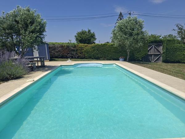 Propriété en pierre en excellent état avec piscine chauffée