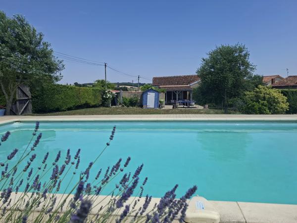 Propriété en pierre en excellent état avec piscine chauffée