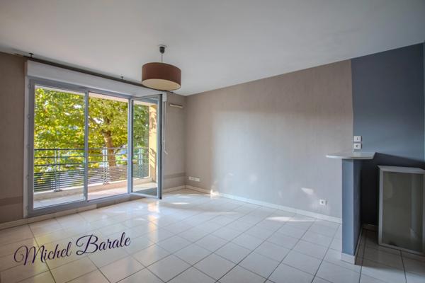 Appartement Tassin-la-Demi-Lune – 38 m² avec terrasse et garage, idéalement situé.