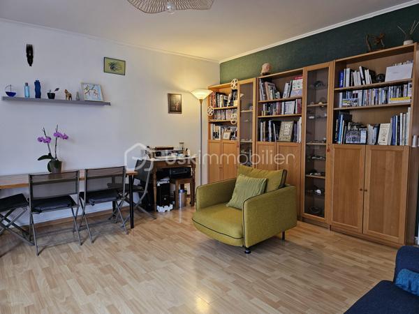 Situé a proximité du lac de Créteil, découvrez ce charmant 3 pièces de 69 m² situé au deuxième étage d'une résidence alliant cadre de vie, confort et tranquillité au cœur de la ville. 
Composé d'une grande entrée avec placards desservant un spacieux salon-séjour baigné de lumière grâce à ses larges fenêtres permettant d'accéder à un grand balcon, d'une cuisine indépendante entièrement aménagée et équipée, de deux chambres avec placards donnant sur le jardin intérieur de la résidence et d'une salle de bains. Un parking privé complète ce bien. 
Sans travaux à prévoir, cet appartement est prêt à vous accueillir avec le confort optimal d'une vie citadine (commerces, écoles, transports...). 
Disponible pour une visite avec Catherine Raynaud. Réalisez enfin votre rêve urbain en toute simplicité!