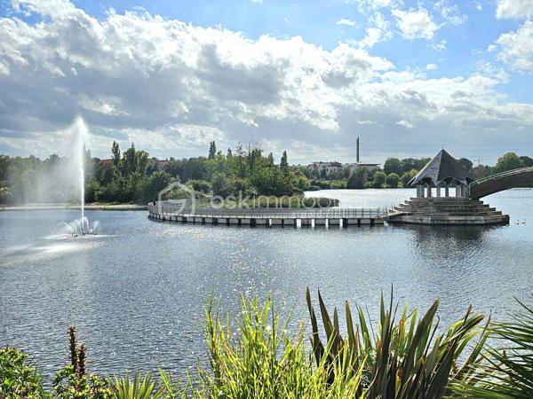 Situé a proximité du lac de Créteil, découvrez ce charmant 3 pièces de 69 m² situé au deuxième étage d'une résidence alliant cadre de vie, confort et tranquillité au cœur de la ville. 
Composé d'une grande entrée avec placards desservant un spacieux salon-séjour baigné de lumière grâce à ses larges fenêtres permettant d'accéder à un grand balcon, d'une cuisine indépendante entièrement aménagée et équipée, de deux chambres avec placards donnant sur le jardin intérieur de la résidence et d'une salle de bains. Un parking privé complète ce bien. 
Sans travaux à prévoir, cet appartement est prêt à vous accueillir avec le confort optimal d'une vie citadine (commerces, écoles, transports...). 
Disponible pour une visite avec Catherine Raynaud. Réalisez enfin votre rêve urbain en toute simplicité!