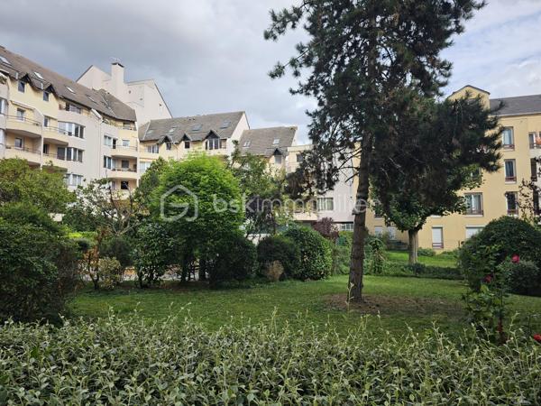 Situé a proximité du lac de Créteil, découvrez ce charmant 3 pièces de 69 m² situé au deuxième étage d'une résidence alliant cadre de vie, confort et tranquillité au cœur de la ville. 
Composé d'une grande entrée avec placards desservant un spacieux salon-séjour baigné de lumière grâce à ses larges fenêtres permettant d'accéder à un grand balcon, d'une cuisine indépendante entièrement aménagée et équipée, de deux chambres avec placards donnant sur le jardin intérieur de la résidence et d'une salle de bains. Un parking privé complète ce bien. 
Sans travaux à prévoir, cet appartement est prêt à vous accueillir avec le confort optimal d'une vie citadine (commerces, écoles, transports...). 
Disponible pour une visite avec Catherine Raynaud. Réalisez enfin votre rêve urbain en toute simplicité!