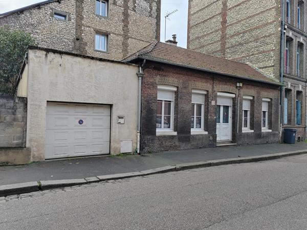 Situé à Elbeuf, à de pas du champ de foire et proche des transports.