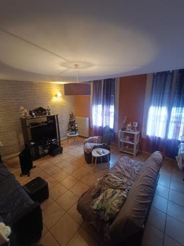 Situé à Elbeuf, à de pas du champ de foire et proche des transports.