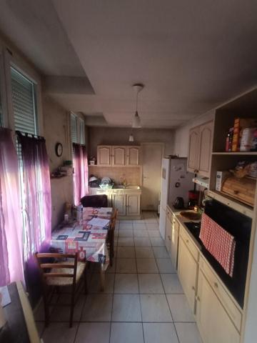 Situé à Elbeuf, à de pas du champ de foire et proche des transports.