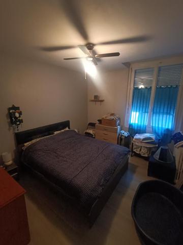 Situé à Elbeuf, à de pas du champ de foire et proche des transports.