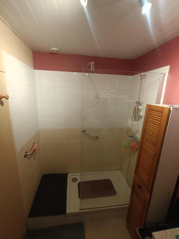 Situé à Elbeuf, à de pas du champ de foire et proche des transports.