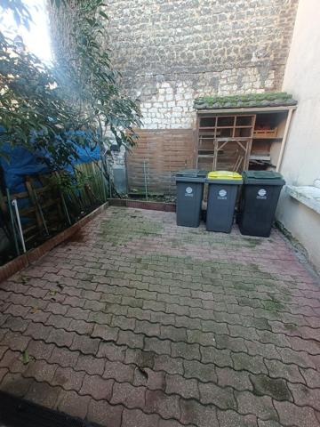 Situé à Elbeuf, à de pas du champ de foire et proche des transports.