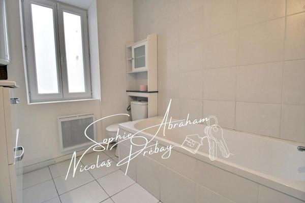 Maison avec jardin. Centre ville, proche des commerces, écoles et gare SNCF