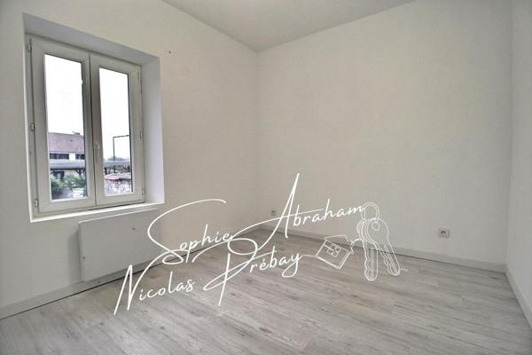 Maison avec jardin. Centre ville, proche des commerces, écoles et gare SNCF