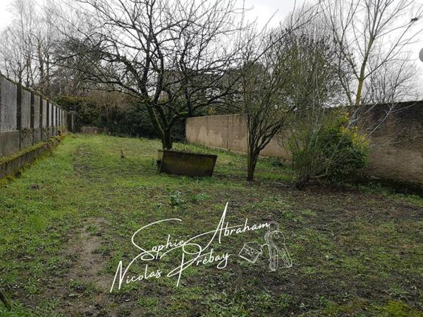 Maison avec jardin. Centre ville, proche des commerces, écoles et gare SNCF