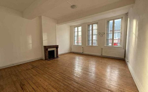 Immeuble à vendre    2 pièces •  La Fère