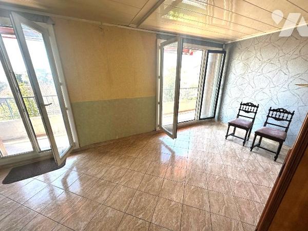Appartement T3/T4 + terrasse et balconnet au 1er étage + cave et box-garage