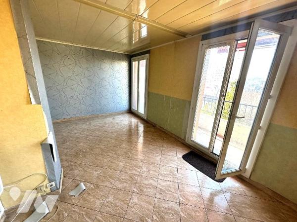 Appartement T3/T4 + terrasse et balconnet au 1er étage + cave et box-garage