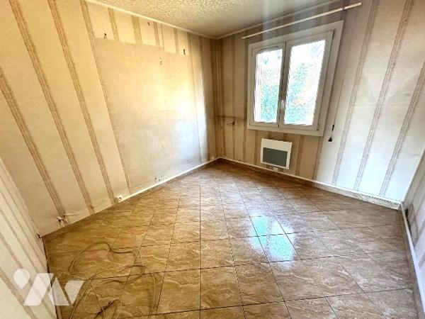 Appartement T3/T4 + terrasse et balconnet au 1er étage + cave et box-garage
