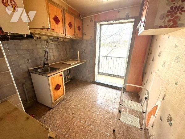 Appartement T3/T4 + terrasse et balconnet au 1er étage + cave et box-garage