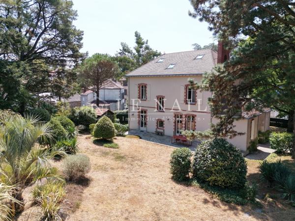 Demeure bourgeoise à la restauration d'exception dans le centre de Clisson