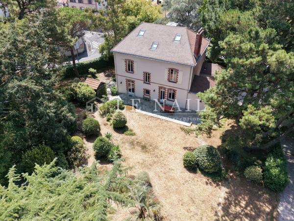 Demeure bourgeoise à la restauration d'exception dans le centre de Clisson