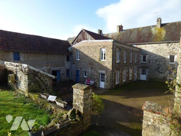 Maison en pierre et masse couverte en ardoises dans le bourg, comprenant :
Au sous-sol : cave...