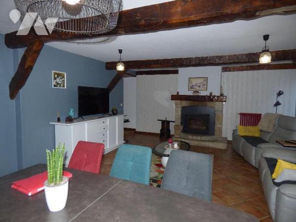 Maison en pierre et masse couverte en ardoises dans le bourg, comprenant :
Au sous-sol : cave...