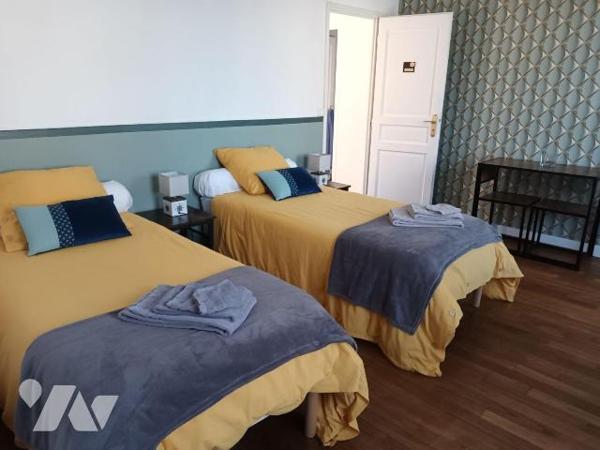 Maison en pierre et masse couverte en ardoises dans le bourg, comprenant :
Au sous-sol : cave...