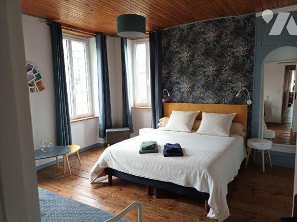 Maison en pierre et masse couverte en ardoises dans le bourg, comprenant :
Au sous-sol : cave...