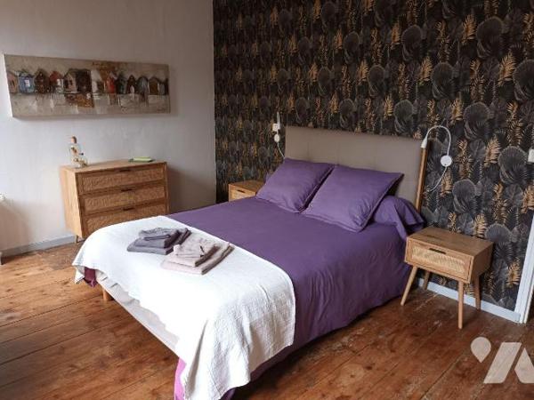 Maison en pierre et masse couverte en ardoises dans le bourg, comprenant :
Au sous-sol : cave...