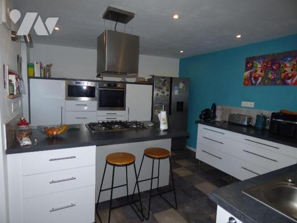 Maison en pierre et masse couverte en ardoises dans le bourg, comprenant :
Au sous-sol : cave...