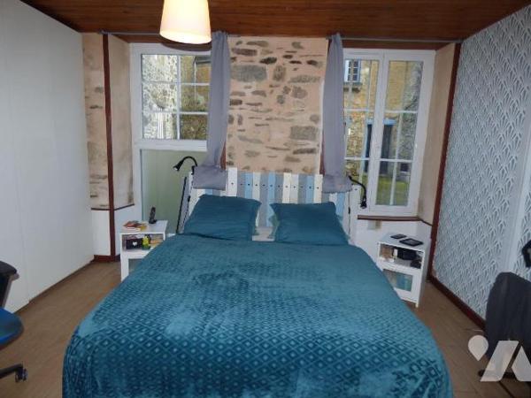 Maison en pierre et masse couverte en ardoises dans le bourg, comprenant :
Au sous-sol : cave...