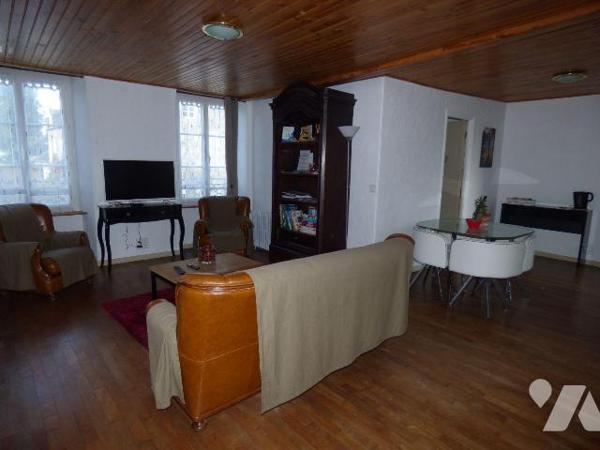 Maison en pierre et masse couverte en ardoises dans le bourg, comprenant :
Au sous-sol : cave...