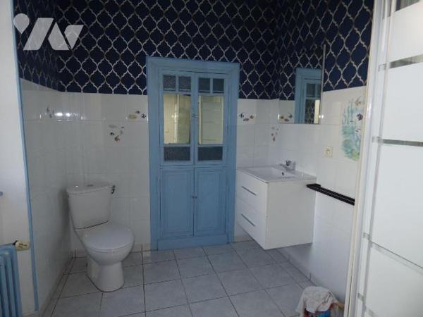 Maison en pierre et masse couverte en ardoises dans le bourg, comprenant :
Au sous-sol : cave...