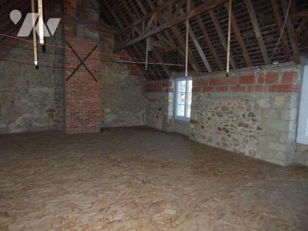 Maison en pierre et masse couverte en ardoises dans le bourg, comprenant :
Au sous-sol : cave...