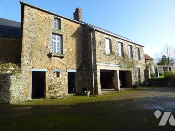 Maison en pierre et masse couverte en ardoises dans le bourg, comprenant :
Au sous-sol : cave...