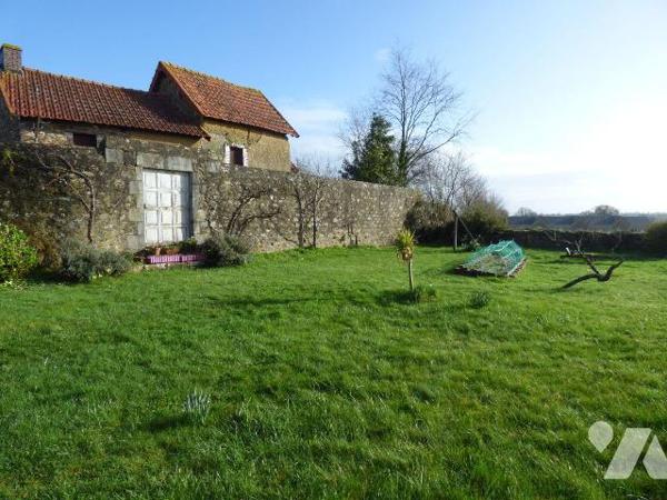 Maison en pierre et masse couverte en ardoises dans le bourg, comprenant :
Au sous-sol : cave...