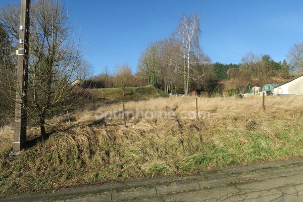 BEAU TERRAIN CONSTRUCTIBLE DE 30 ARES